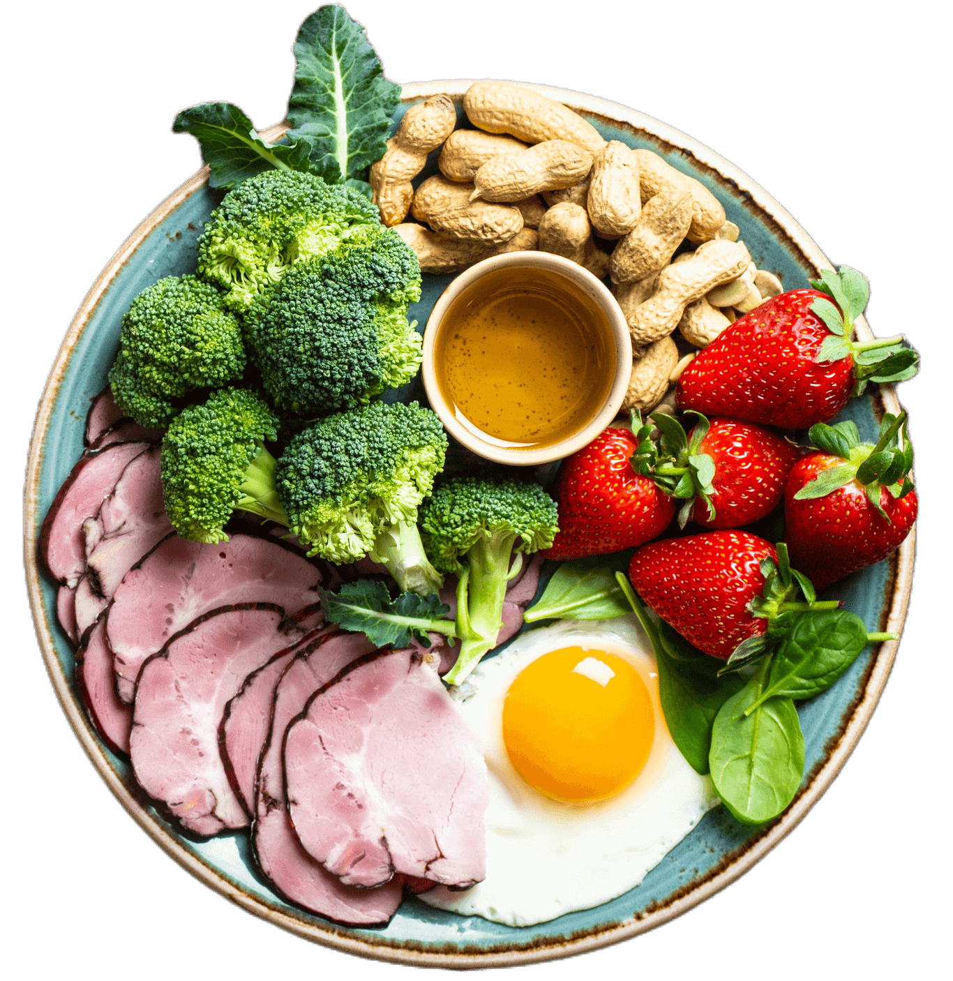 Plato saludable con brócoli, jamón, huevo frito, fresas, espinaca, cacahuates y un pequeño recipiente con miel, servido en un plato rústico de cerámica.