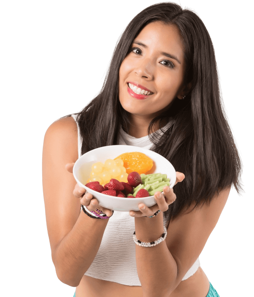 Nutrióloga experta en Nutrición Funcional sosteniendo un bowl con frutas frescas como fresas, kiwi, melón y uvas, vestida con un top blanco y pulseras coloridas.