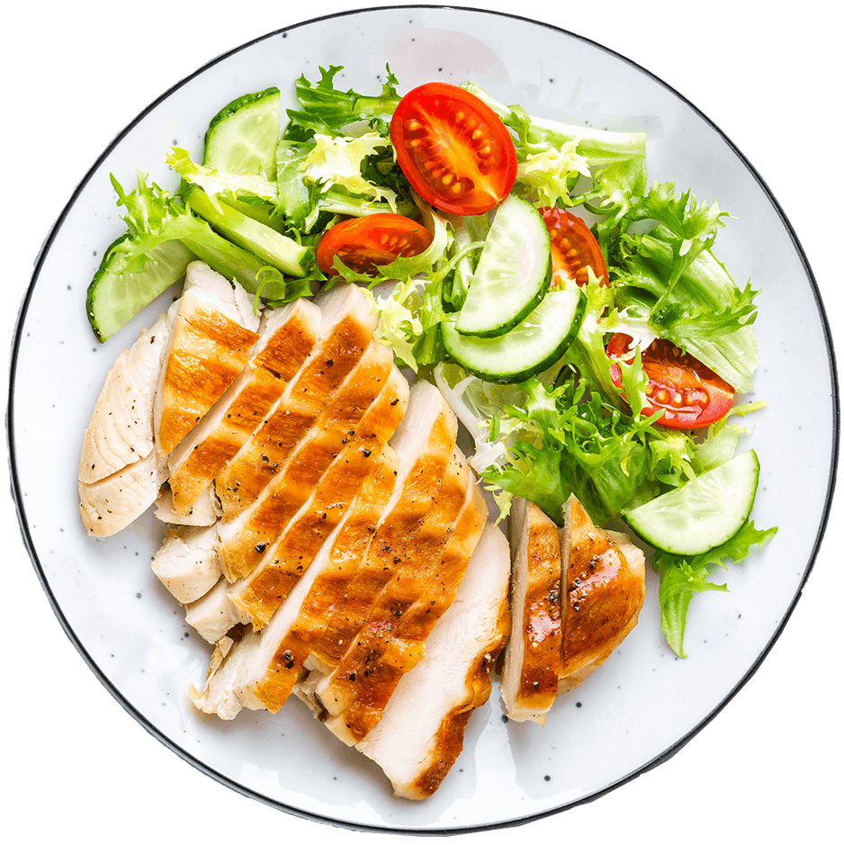 Pechuga de pollo a la parrilla en rebanadas acompañada de ensalada de lechuga, tomate cherry y pepino, servida en un plato blanco.