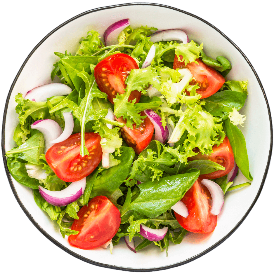 Ensalada fresca con espinaca, lechuga rizada, tomate cherry y cebolla morada en un bowl blanco.