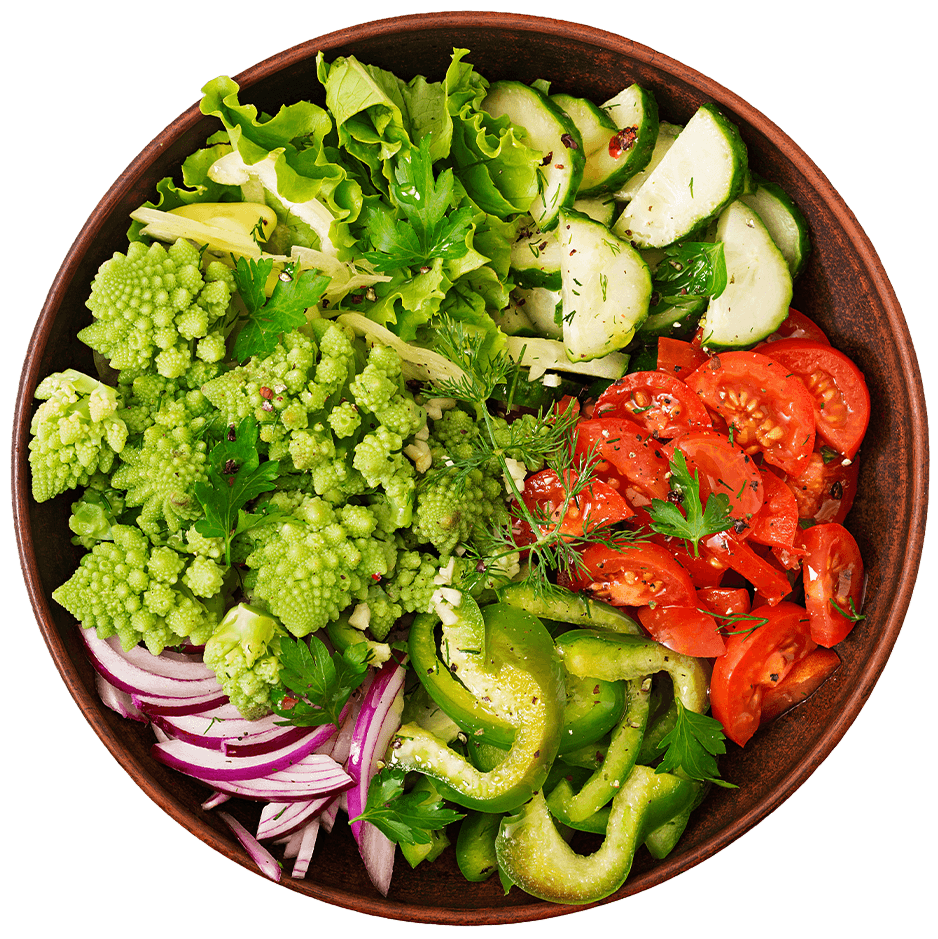 Plato de ensalada fresca con romanesco, lechuga, pepino, tomate, pimiento verde y cebolla morada, servido en un bowl.